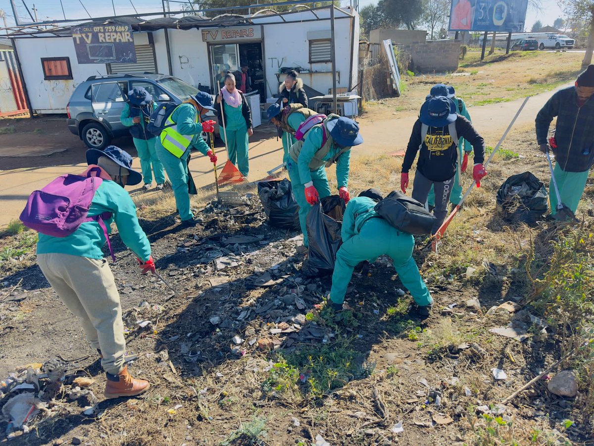 OfficialGDARD's tweet photo. Did you know: Despite being the smallest Province in South Africa, Gauteng generates 35% of South Africa’s waste material? Play your part keep your home and your surroundings clean. #GrowingGautengTogether #BontleKeBotho https://t.co/g3oHTjKWYN