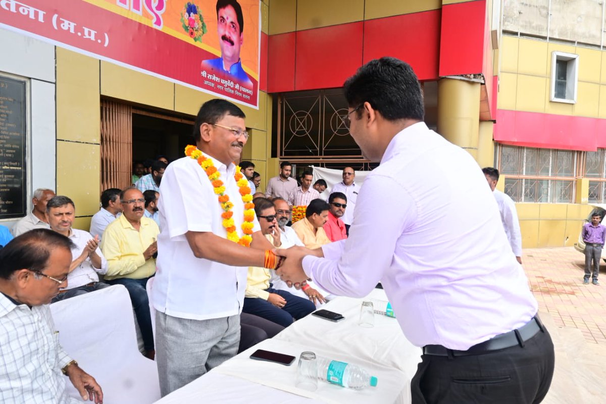 yogeshkumar4bjp's tweet photo. ’सतना महापौर’ के दायित्व का निर्वहन करते हुए 1 वर्ष पूर्ण होने पर आज नगर निगम प्रांगण में सफाई कर्मचारियों का सम्मान किया।

तथा पूरी टीम के साथ सतना को स्वच्छ और विकसित बनाने का संकल्प दोहराया। नगर निगम की टीम शहरवासियों की सेवा एवं शहर के विकास के लिए समर्पित है।

#महापौर_सतना https://t.co/FNlVGJQWGF