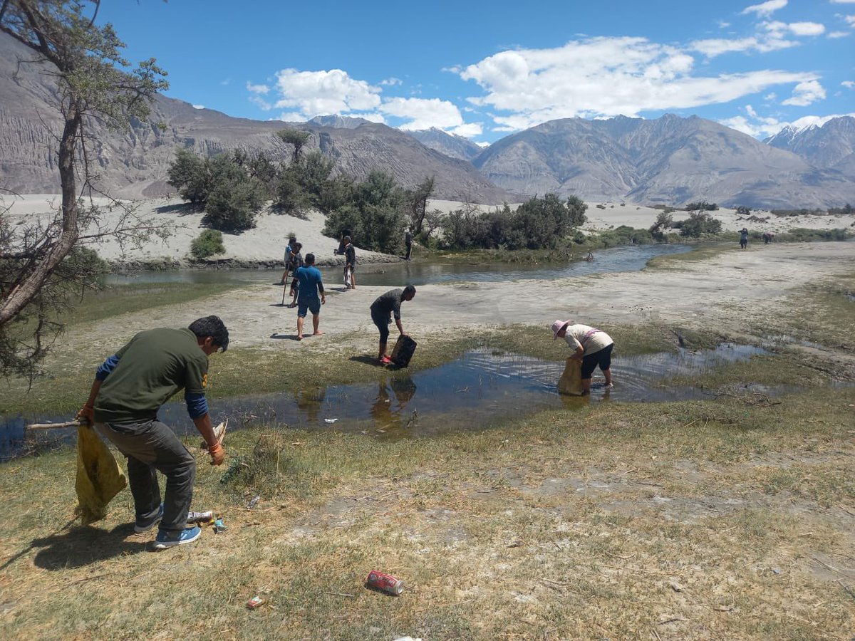 DIPR_Leh's tweet photo. A significant mass cleanliness drive was conducted on the direction of Hon’ble @lg_ladakh Brig (Dr) BD Mishra at sand dunes Nubra. 

HLG actively engaged with the participants, emphasising the importance of environmental conservation and community efforts.
1/2 https://t.co/9sASTHVL5L