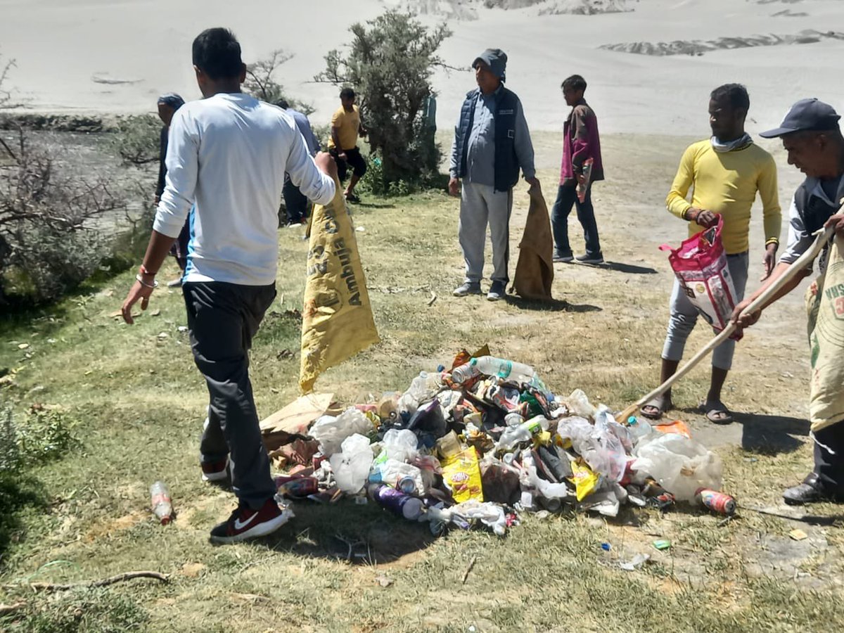 DIPR_Leh's tweet photo. A significant mass cleanliness drive was conducted on the direction of Hon’ble @lg_ladakh Brig (Dr) BD Mishra at sand dunes Nubra. 

HLG actively engaged with the participants, emphasising the importance of environmental conservation and community efforts.
1/2 https://t.co/9sASTHVL5L
