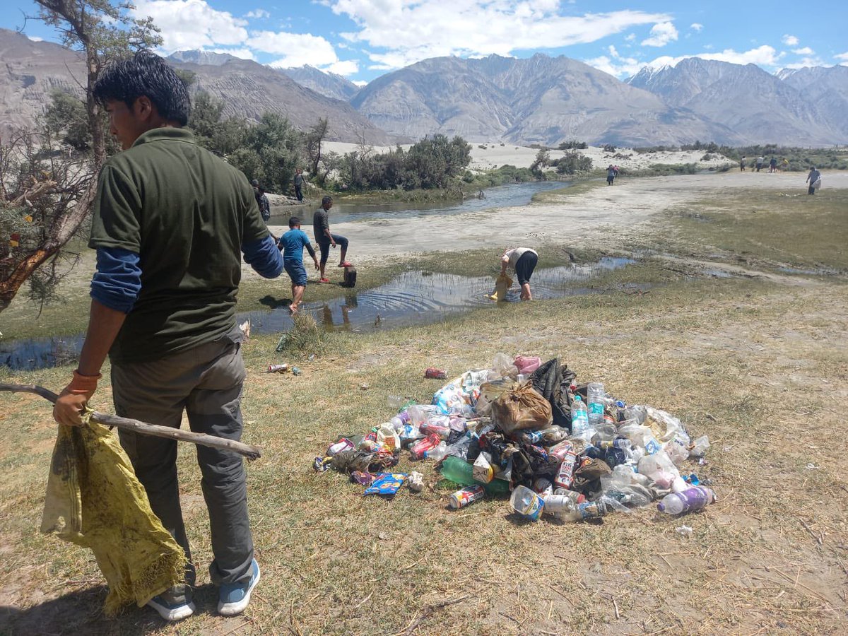 DIPR_Leh's tweet photo. A significant mass cleanliness drive was conducted on the direction of Hon’ble @lg_ladakh Brig (Dr) BD Mishra at sand dunes Nubra. 

HLG actively engaged with the participants, emphasising the importance of environmental conservation and community efforts.
1/2 https://t.co/9sASTHVL5L