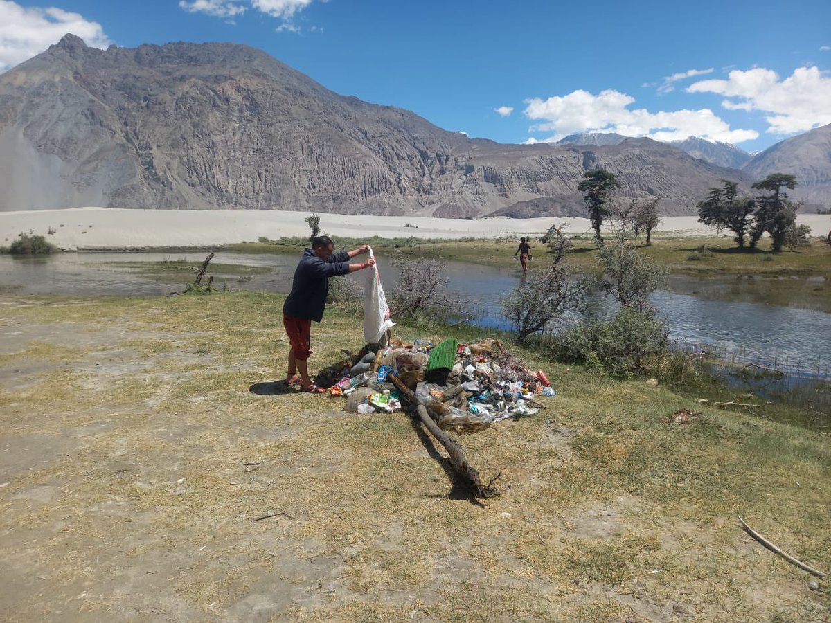 DIPR_Leh's tweet photo. A significant mass cleanliness drive was conducted on the direction of Hon’ble @lg_ladakh Brig (Dr) BD Mishra at sand dunes Nubra. 

HLG actively engaged with the participants, emphasising the importance of environmental conservation and community efforts.
1/2 https://t.co/9sASTHVL5L