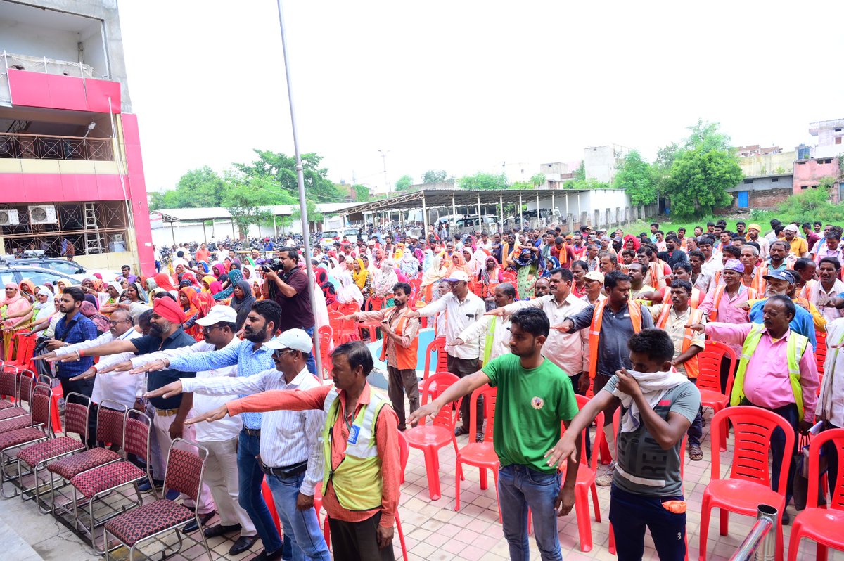yogeshkumar4bjp's tweet photo. ’सतना महापौर’ के दायित्व का निर्वहन करते हुए 1 वर्ष पूर्ण होने पर आज नगर निगम प्रांगण में सफाई कर्मचारियों का सम्मान किया।

तथा पूरी टीम के साथ सतना को स्वच्छ और विकसित बनाने का संकल्प दोहराया। नगर निगम की टीम शहरवासियों की सेवा एवं शहर के विकास के लिए समर्पित है।

#महापौर_सतना https://t.co/FNlVGJQWGF