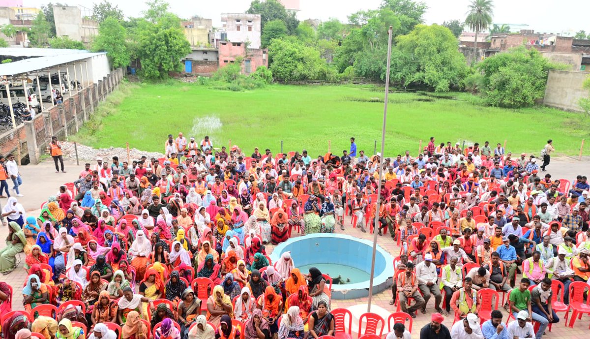 yogeshkumar4bjp's tweet photo. ’सतना महापौर’ के दायित्व का निर्वहन करते हुए 1 वर्ष पूर्ण होने पर आज नगर निगम प्रांगण में सफाई कर्मचारियों का सम्मान किया।

तथा पूरी टीम के साथ सतना को स्वच्छ और विकसित बनाने का संकल्प दोहराया। नगर निगम की टीम शहरवासियों की सेवा एवं शहर के विकास के लिए समर्पित है।

#महापौर_सतना https://t.co/FNlVGJQWGF