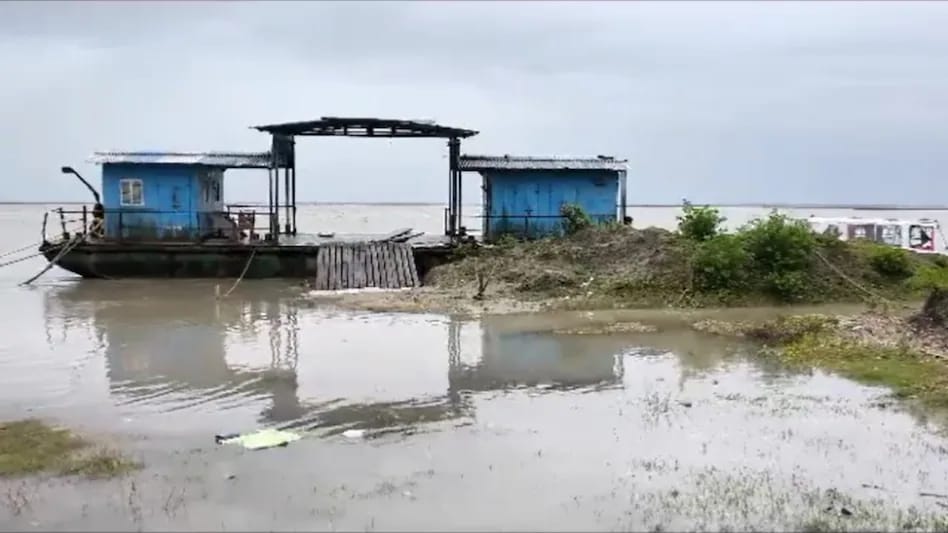 airnews_ghy's tweet photo. Jorhat district administration has suspended Ferry services suspended at Neematighat due to rise of water level in Brahmaputra until further notification.
#AIRReport : Bijoy https://t.co/eedZfa1f0l