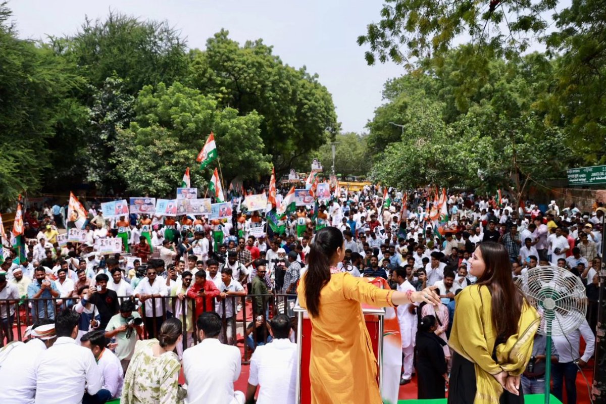 srinivasiyc's tweet photo. युवा कांग्रेस द्वारा संसद घेराव में देशभर से आए युवा साथियों का हौसला बढ़ाने पहुंची @LambaAlka जी

#IYCSansadGherao https://t.co/cwodrmNNsX