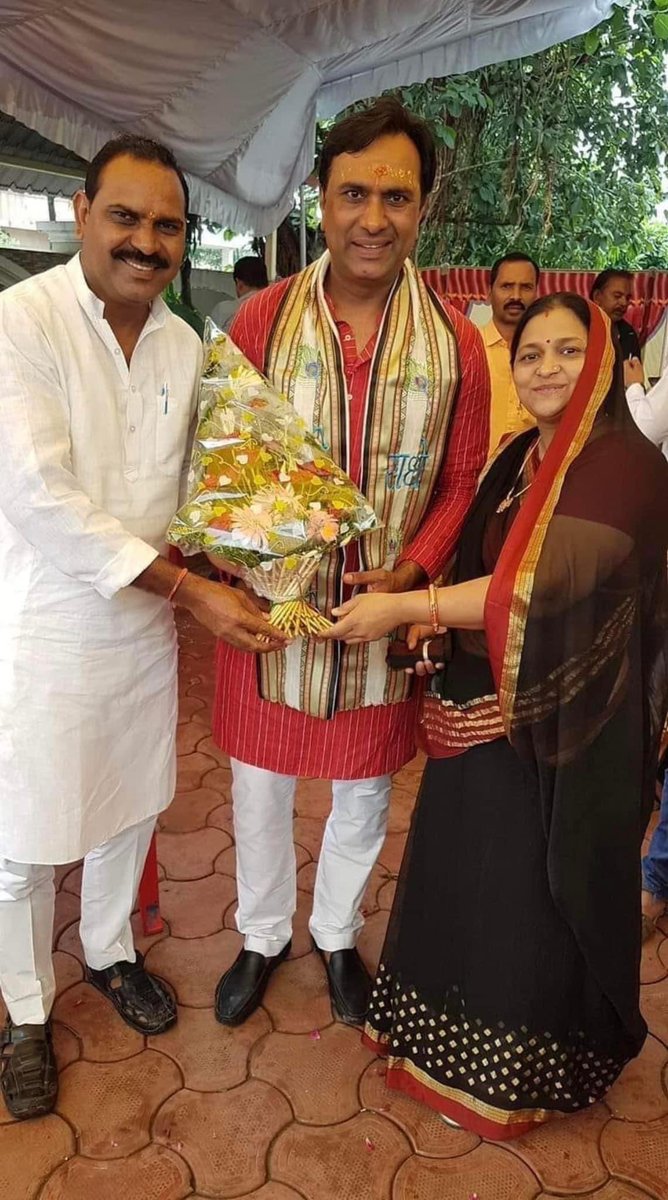 PappiPatidar's tweet photo. भारतीय जनता पार्टी के प्रदेश उपाध्यक्ष,युवा मोर्चा के पूर्व प्रदेश अध्यक्ष,राऊ विधानसभा के पूर्व विधायक ,बहुत ही सुलझे हुए इंसान,सबको साथ लेकर चलनेवाले,बीजेपी संगठन के सि��हसालार,अद्भुत प्रवक्ता मिलनसार हंसमुख शानदार गायक कवि शायर भगवान ने जैसे सारी खूबियां एक ही व्यक्तित्व में || https://t.co/VZT06e7kyj