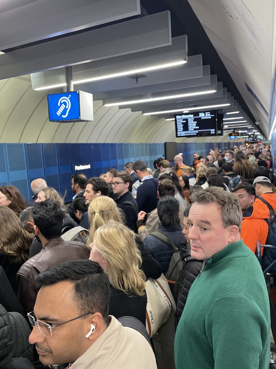 scecclesia's tweet image. Have I missed something? Is Parliament Station always like this at 5pm?