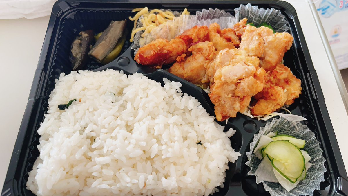 ao2525s2's tweet photo. 懐かしの入院飯投稿再開。
付き添い入院飯。お昼ごはん。
旦那が差し入れしてくれた唐揚げ弁当🍱 https://t.co/4xCnOmxW2n