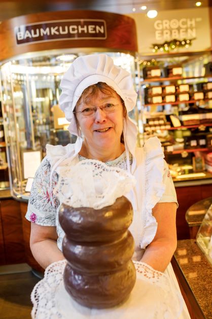cottbus_info's tweet photo. Butter, Zucker, Vanille, viele Eier... ergeben den weltbekannten Cottbuser #Baumkuchen. Seit 1819 wird er nach dem Originalrezept gebacken. Heute stehen #GROCH&ERBEN für traditionelle und neue #Backkultur. Unsere #Baumkuchenfrau erzählt euch alles über #Cottbus u die Leckerei. https://t.co/rPnyjIFTLB