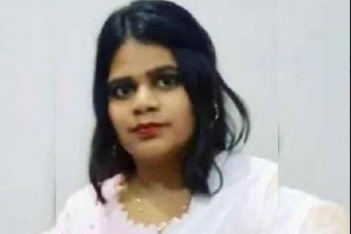 आज़मगढ़ के निजी स्कूल में 11th की छात्रा श्रेया ने स्कूल बैग में मोबाइल मिलने से स्कूल के प्रिंसिपल एवं क्लास टीचर के उत्पीड़न से परेशान होकर बिल्डिंग से कूदकर आत्महत्या कर लिया। उक्त घटना पर स्कूल संगठनों द्वारा प्रदेश के स्कूल बंद कराके प्रिंसिपल/टीचर की गिरफ्तारी का विरोध कर