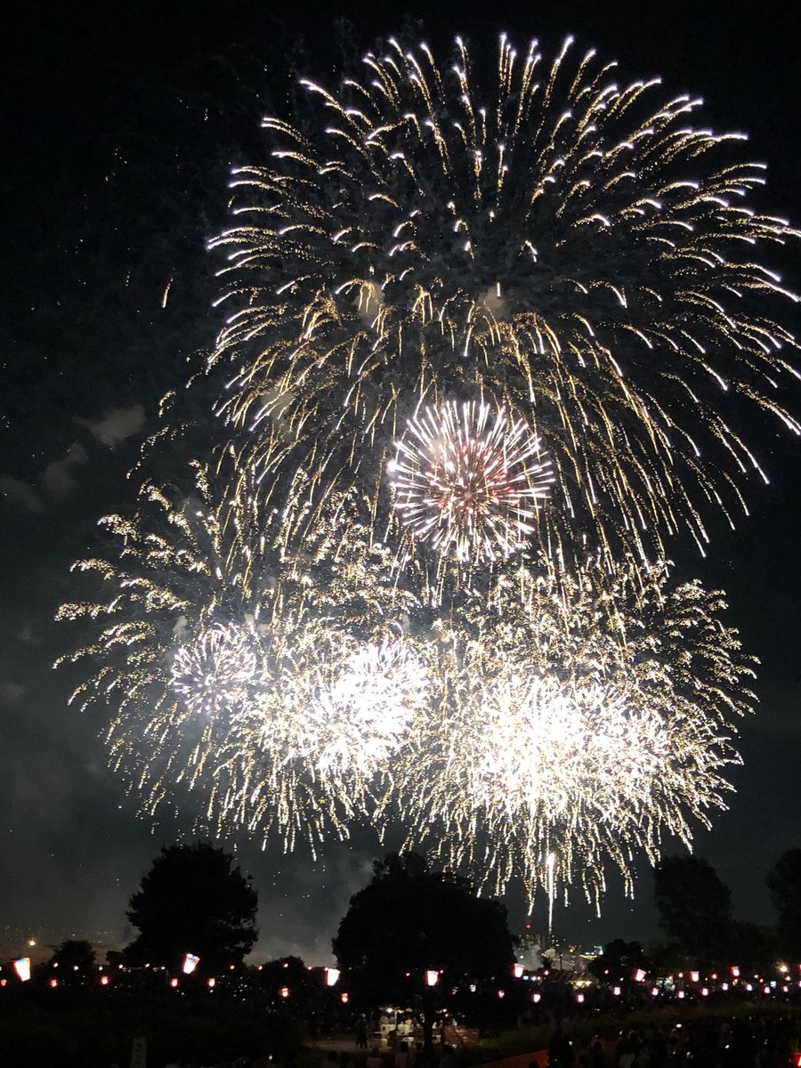 ryocchiii's tweet photo. 今年は花火大会行けて夏らしさを感じられました！
火災で消防車が出動して花火大会途中で終わっちゃったけど、怪我人でなかったみたいで一安心！
やっぱり夏は花火だよねぇ✨ https://t.co/uFiX3gmmAp