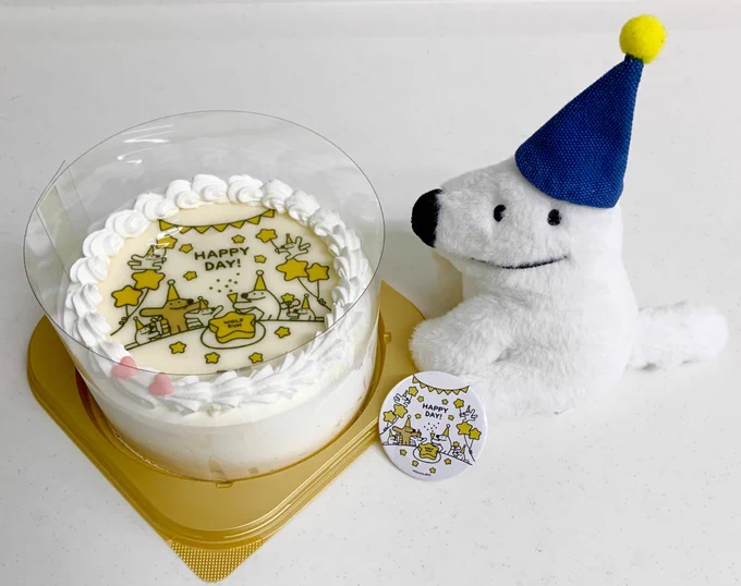 ケーキサンプルいただきました〜 冷凍でお届け…!解凍後食べるのが楽しみです またお味が何種類か選べます そして特典の缶バッジ付き!※ぬいぐるみは付きません。  とってもハッピーな日になりそう!