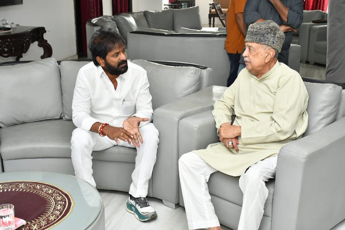 VSrinivasGoud's tweet photo. హైదరాబాద్ లో నిన్న సాయంత్రం గుండెపోటు తో అకాల మరణం చెందిన ప్రముఖ ఉర్దూ దినపత్రిక సియాసత్ మేనేజింగ్ ఎడిటర్ శ్రీ జహీరుద్దిన్ అలీఖాన్ గారి కుటుంబ సభ్యులను లకడికపుల్ లో ఉన్న వారి  నివాసంలో పరామర్శించడం జరిగింది. https://t.co/0SiN9ATsgF