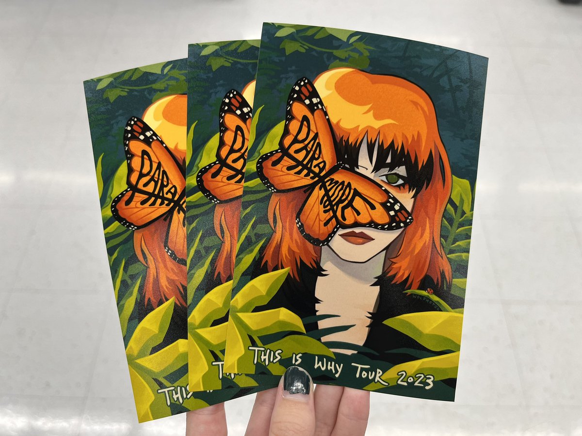 wolfhotels's tweet photo. hayley took my art , looked me in my eyes and said “that’s beautiful, you’re so talented” i just started crying 🧡😭#paramoresf if you have a video of when she grabbed it please send it my way 🥺🥺🖤 https://t.co/GX7IZ8KZcb