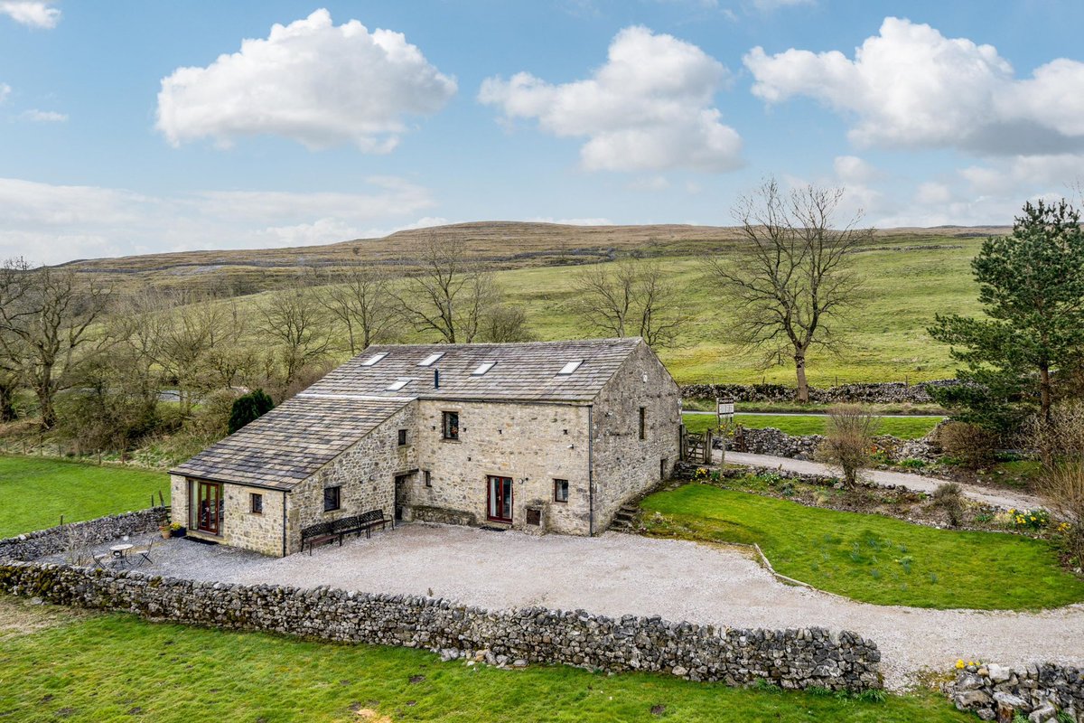 DisplaceTheatre's tweet photo. It’s time for wknd away! Nestled in the beautiful Yorkshire Dales. Specifically created for creatives as a respite to pause and reflect on your creative practice, some time to be.
Nourishing co-created food, fire pits, creative workshops, optional Yoga &amp; sound therapy treatments https://t.co/mYdKF1WOVU