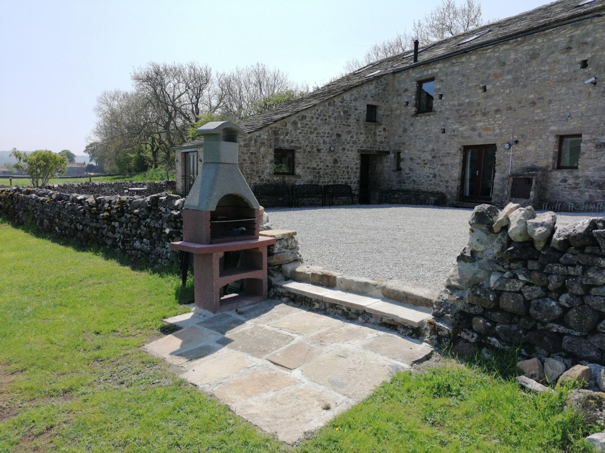 DisplaceTheatre's tweet photo. It’s time for wknd away! Nestled in the beautiful Yorkshire Dales. Specifically created for creatives as a respite to pause and reflect on your creative practice, some time to be.
Nourishing co-created food, fire pits, creative workshops, optional Yoga &amp; sound therapy treatments https://t.co/mYdKF1WOVU