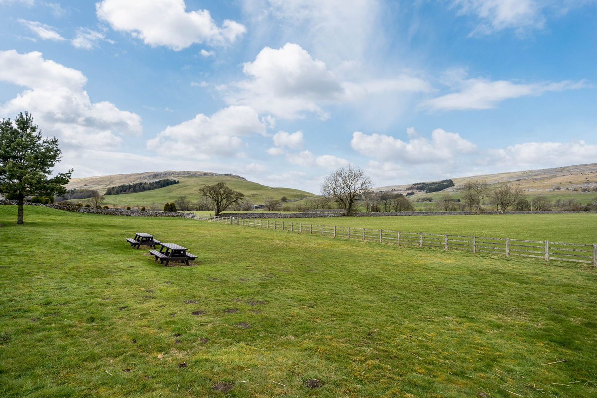 DisplaceTheatre's tweet photo. It’s time for wknd away! Nestled in the beautiful Yorkshire Dales. Specifically created for creatives as a respite to pause and reflect on your creative practice, some time to be.
Nourishing co-created food, fire pits, creative workshops, optional Yoga &amp; sound therapy treatments https://t.co/mYdKF1WOVU