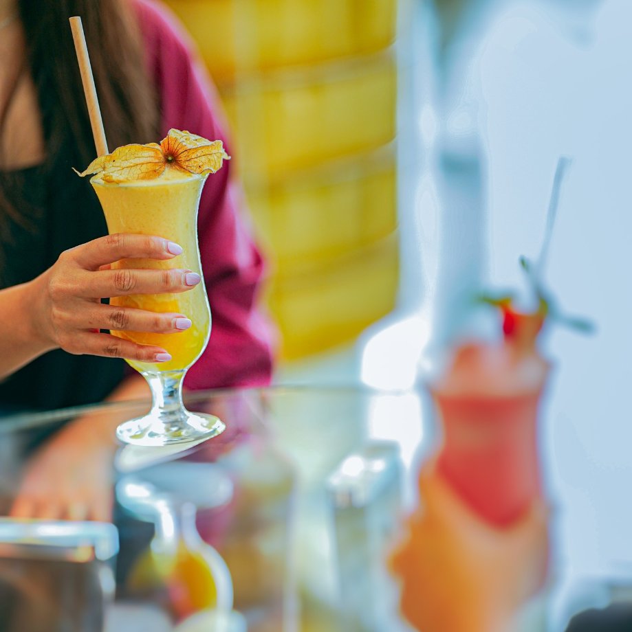 مشروبات صيفية على كيفك! 🌴🥭🍓
سموذي المانجوا والفراولة اللي نحضرها طازجة في "آمبر" لاونج بتخليك منتعش بأجوائنا الحارة.
استمتع بها مع أصدقائك وعيش الصيف معنا.

#هيلتون_الرياض #سموذي #مشروبات_صيفية #أجواء_الصيف