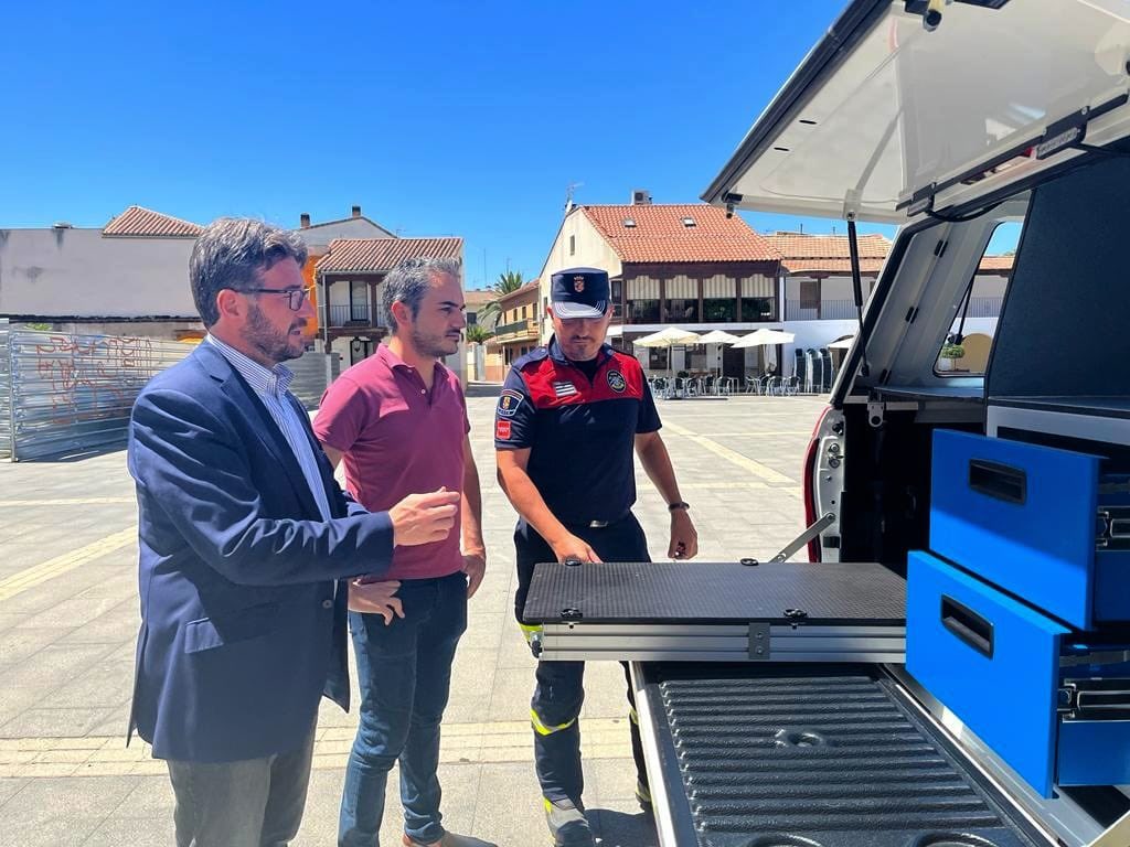 Aguado_pp's tweet photo. Hemos recepcionado dos nuevos vehículos que el @AytoPinto ha adquirido para @PIMERPinto.

Han tenido un coste de unos 150.000 euros y forma parte de un paquete de inversión que se está ejecutando en vehículos de seguridad y emergencia

#TuPinto https://t.co/I9nDwwA8sr