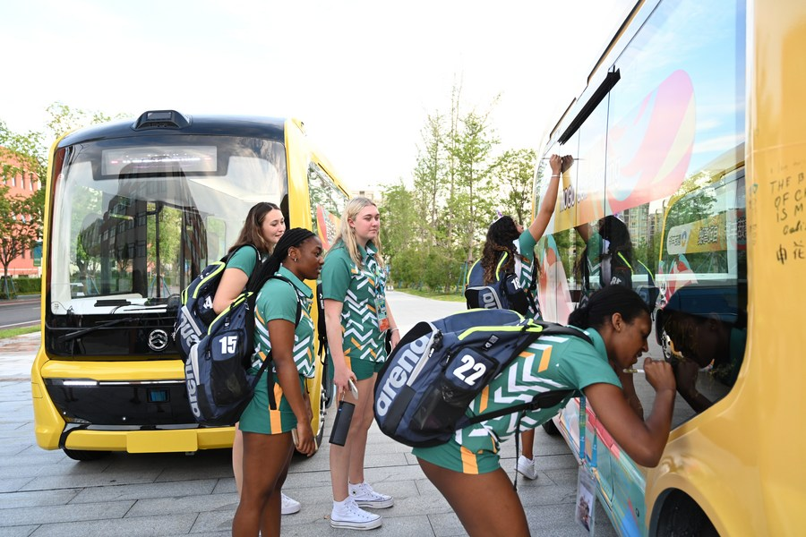 Adding a special touch to Chengdu #FISU World University Games: self-driving NEVs! Athletes can't get enough of the self-driving experience station in the village, capturing moments with these vehicles on their phones. #LinyiFocus #Chengdu2021 #FISUGames [Photo/Xinhua]