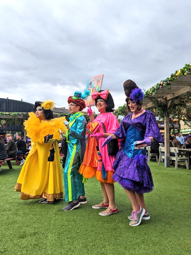 runwritekirsty's tweet photo. Just love mooching about and soaking up the @edfringe vibe 💛

Got a little serenade from @kinseysicks whilst we were sat having a beer 🍻 https://t.co/O1dyRseTq4