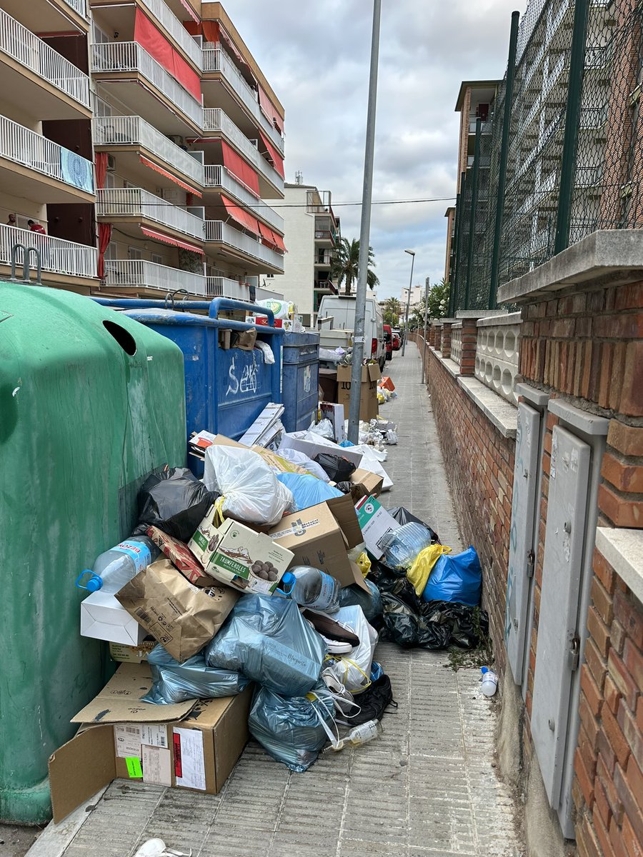 Un dia mes i va creixent i creixent, ja no podem caminar per la vorera <a href="/Ajuntamentcunit/">Ajuntament de Cunit</a> fareu algo????