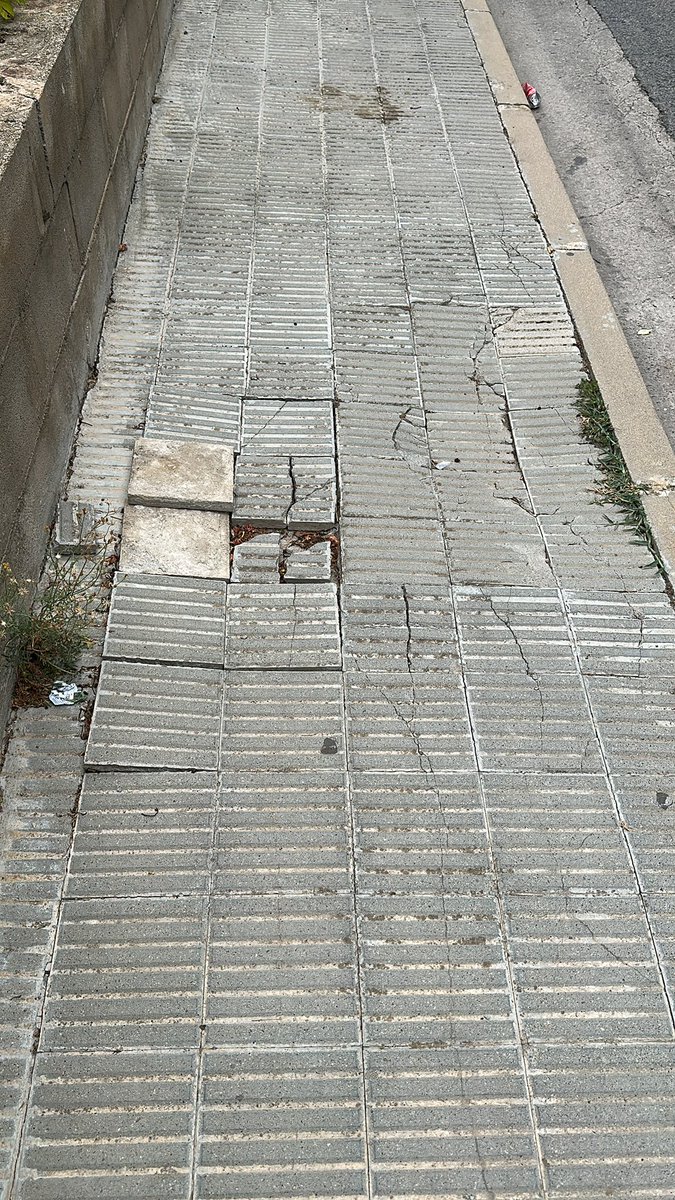 L’altre qüestió es l’estat de les voreres. La mitjana d’edat dels propietaris del carrer Cubelles es de mes de 80 anys.
En serio han de caminar per aqui??<a href="/Ajuntamentcunit/">Ajuntament de Cunit</a>