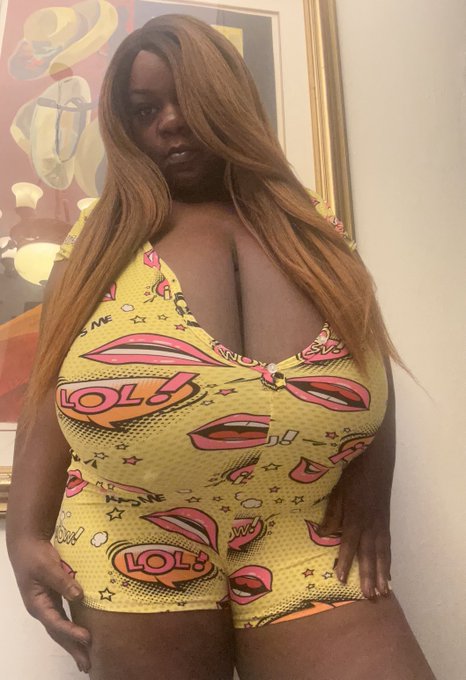 Happy Titty Tuesday &hearts;️&rsquo;s &hellip;. 😘🍫 https://t.co/VxMkdsYcpt