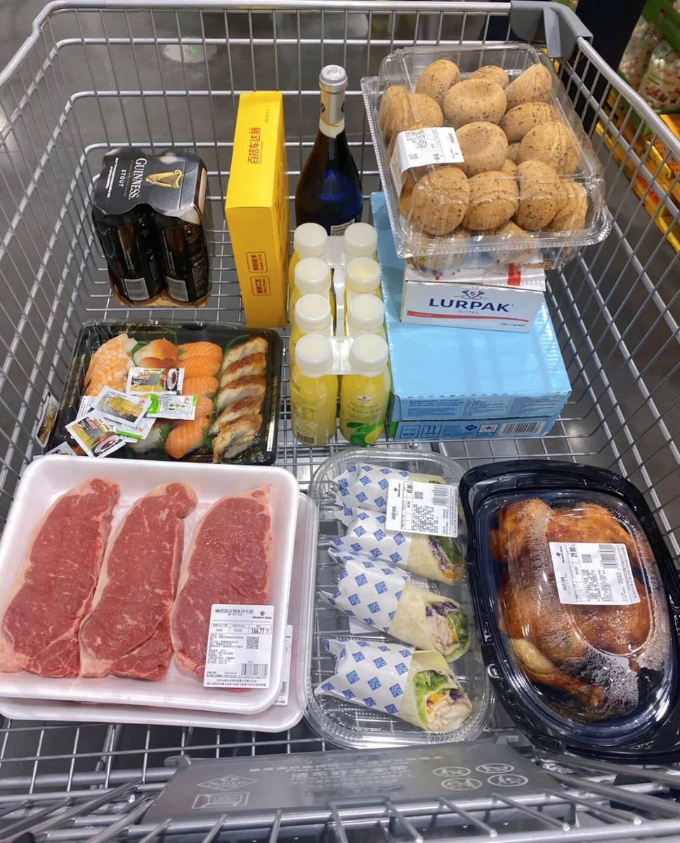 I bought a lot of things last night, bought a lot of food and things, and bought a lot of things I like. I was very happy😁😁