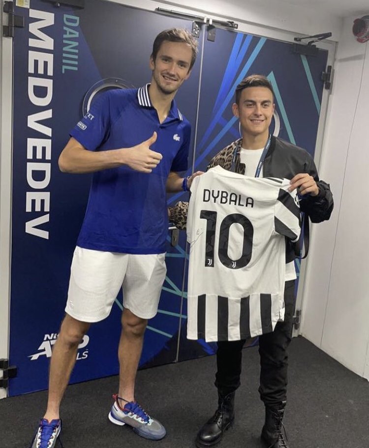 polleggggg's tweet photo. ti capisco Paulo, mi vergognerei anche io

Dybala                                                 Dybala
alla Juve                                        alla Roma https://t.co/0ECunQ09jM