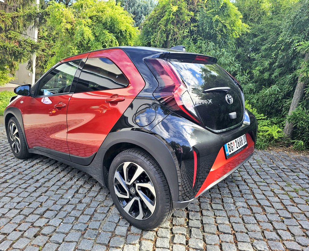 LidijaPiroski's tweet image. U #bašta rodila #Toyota #Aygo 

Nekako, sve su mi draži mali gradski automobili sa puno komfora i opreme u njima. 
Pre nije bilo tako 😉

Pas Oto od zore dežura pored auta, ne bi li bio prvi koji će da ga testira.