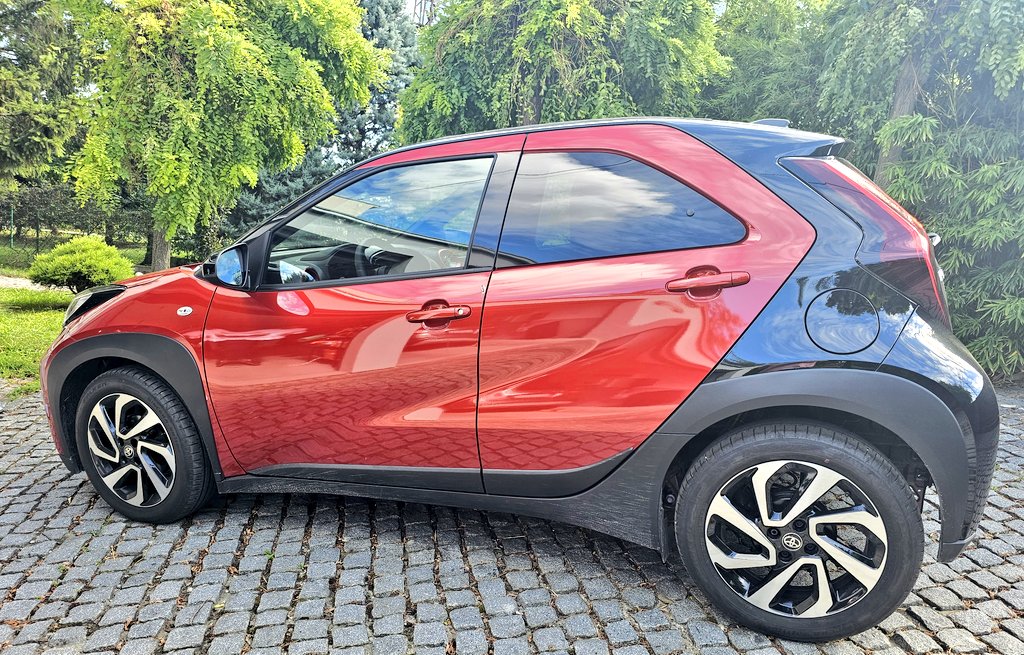 LidijaPiroski's tweet image. U #bašta rodila #Toyota #Aygo 

Nekako, sve su mi draži mali gradski automobili sa puno komfora i opreme u njima. 
Pre nije bilo tako 😉

Pas Oto od zore dežura pored auta, ne bi li bio prvi koji će da ga testira.