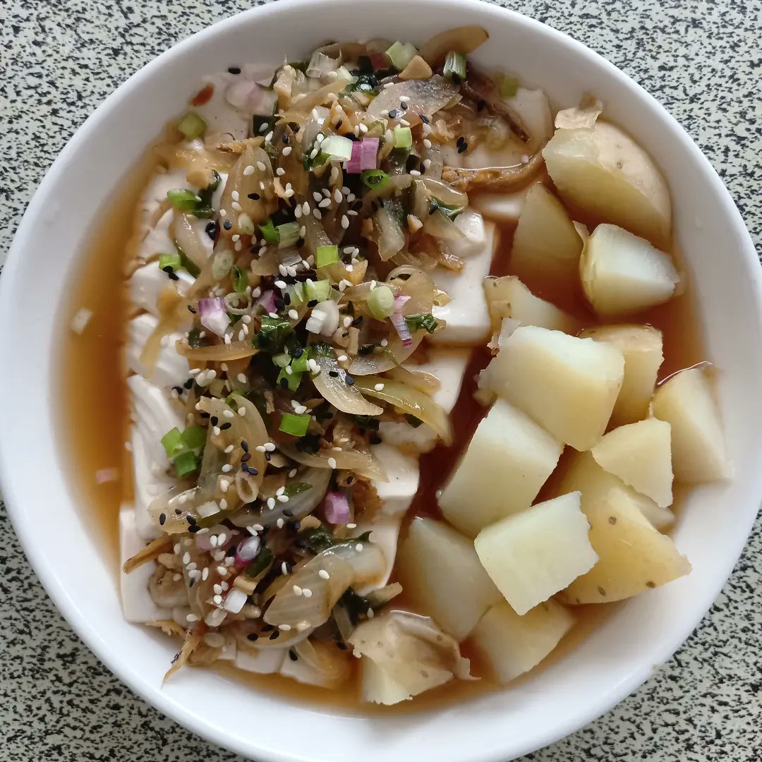 Jessyji00's tweet photo. Anchovy daun cili and onions soft tofu with boiled potato #makanansihat #anchovy #dauncili #onions #softtofu #potato #inspiredme #sarawak #malaysia https://t.co/3nnCJS8mta