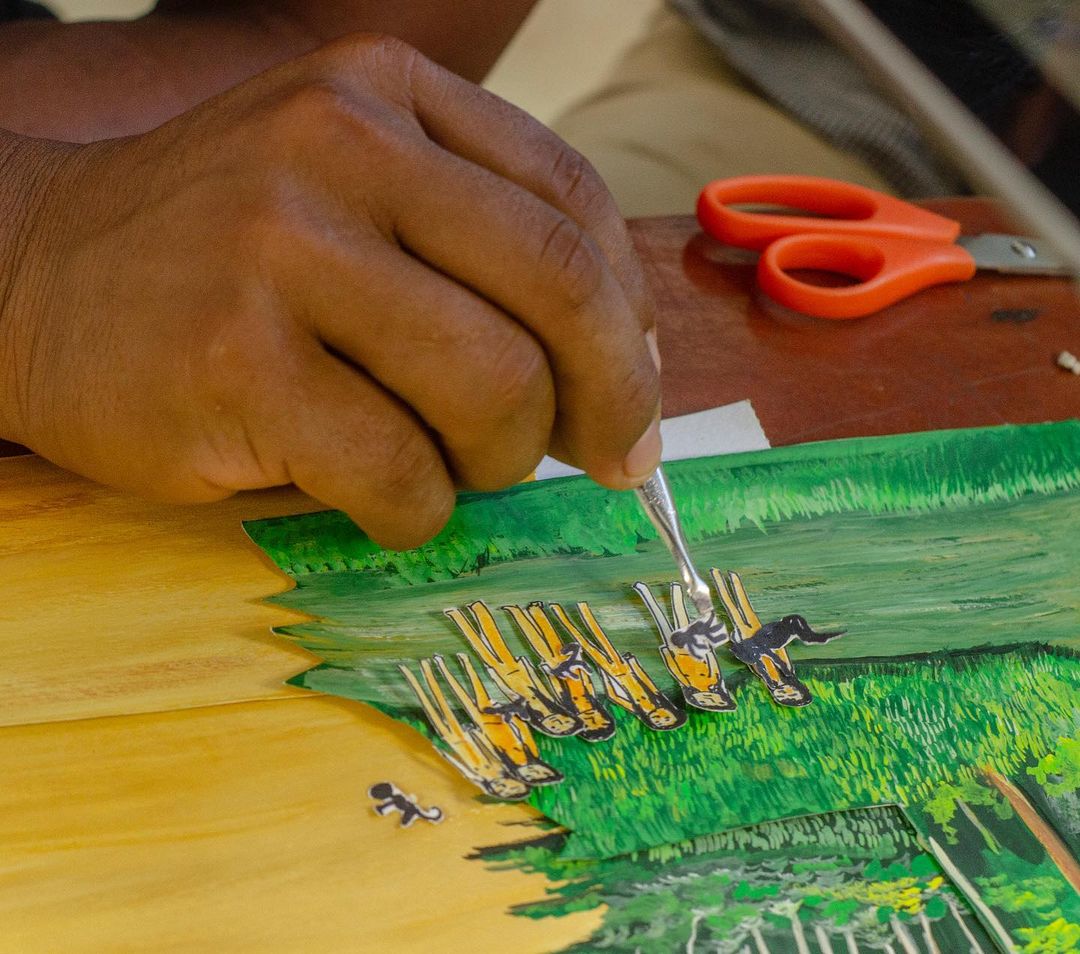 _WavesOfChange_'s tweet photo. Animation Process part 2! Once we had our two stories chosen and recorded, wonderful matses artist @guillermoneccapemenmenque painted the scenes and characters ready for animation.

@anthrocami @sophiemakesbooks
📷 by @murayaripatrick
Waves of Change funded by @thebritishacademy https://t.co/O0d7GuGUOq