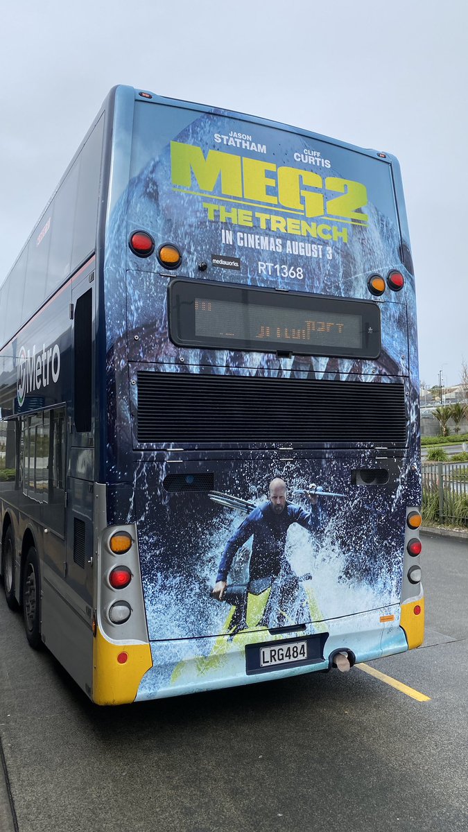 a12v12s's tweet photo. 『MEG ザ・モンスターズ2』のバス広告、カッコいい🚌🦈
#Meg2
#MEGザモンスターズ2 https://t.co/pfRhgyt0VD
