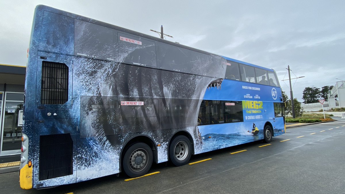 a12v12s's tweet photo. 『MEG ザ・モンスターズ2』のバス広告、カッコいい🚌🦈
#Meg2
#MEGザモンスターズ2 https://t.co/pfRhgyt0VD