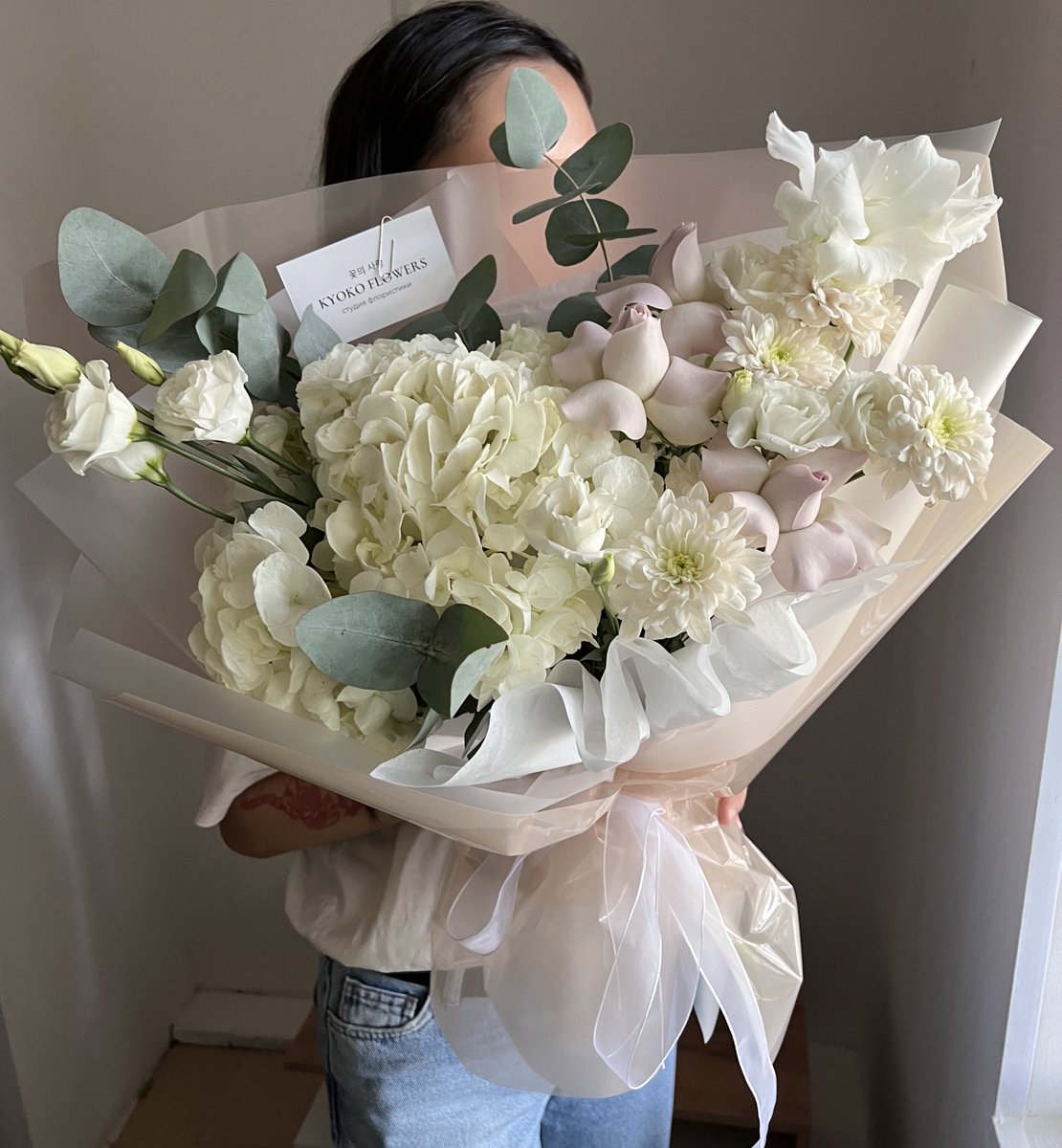 YktFlowers's tweet photo. Букет гортензий всегда пышный и изысканный. Объемные соцветия гортензии интересно разглядывать, потому что каждое из них состоит из множества мелких. Гортензию подобно пионам любят все, поэтому будьте уверены, что получатель будет рад вашему подарку 🤍 https://t.co/xiSDZIbO2U