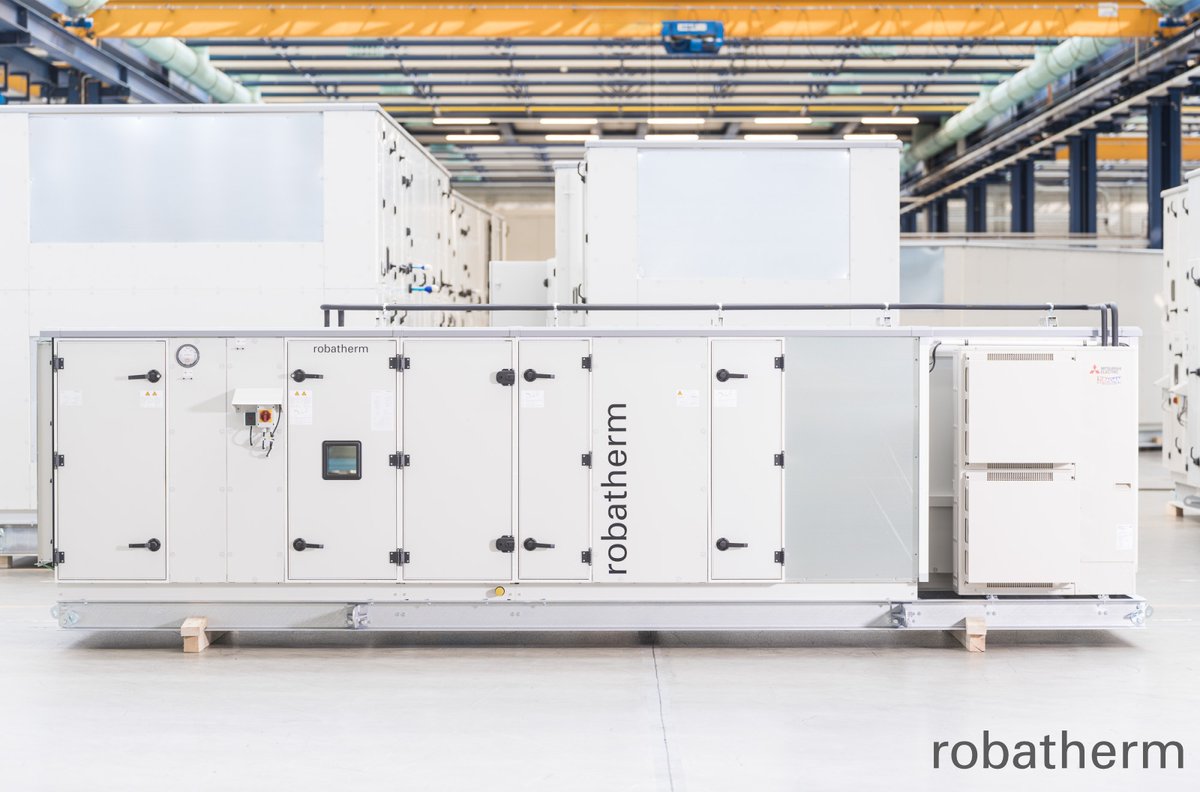 robatherm can only build large AHUs? No! There are large AHUs, but also a compact ready-to-connect AHU as seen in the foreground. |  robatherm kann nur große RLT-Geräte bauen? Nein! Neben großen Geräten gibt es ebenso kompakte, anschlussfertige Lösungen wie hier im Vordergrund.