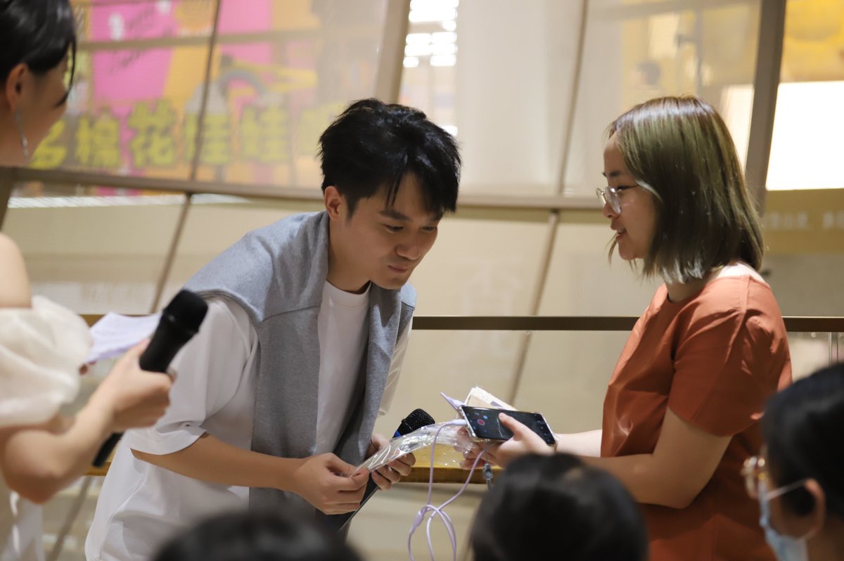 YuanYuepit's tweet photo. YUEYUE HOLDS MY HANDS 😭😭😭
MY DREAM COMES TRUE AFTER 3 YEARS OF WAITING 💖💖💖💖
I'm dying, my moon 😭😭😭😭😭😭 https://t.co/UkvKAQVl17