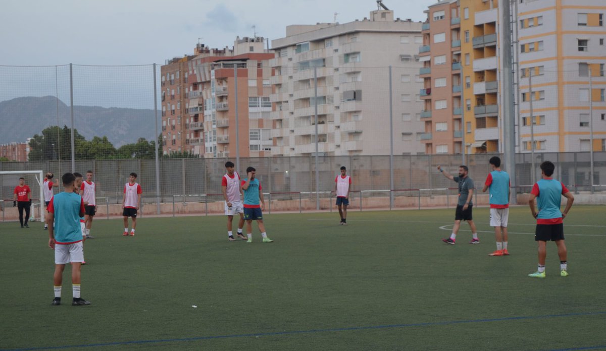 cfprogreso's tweet photo. EMPIEZA LA PRETEMPORADA‼️

Esta tarde ha arrancado la pretemporada nuestro Juvenil Nacional.

El entrenador @maestrojosega y el director deportivo @joaquinutrabo dieron una charla en sobre el objetivo de esta temporada acompañados también del 2o entrenador @joaquinklein .

🟡⚫️ https://t.co/PvbiEePF5n