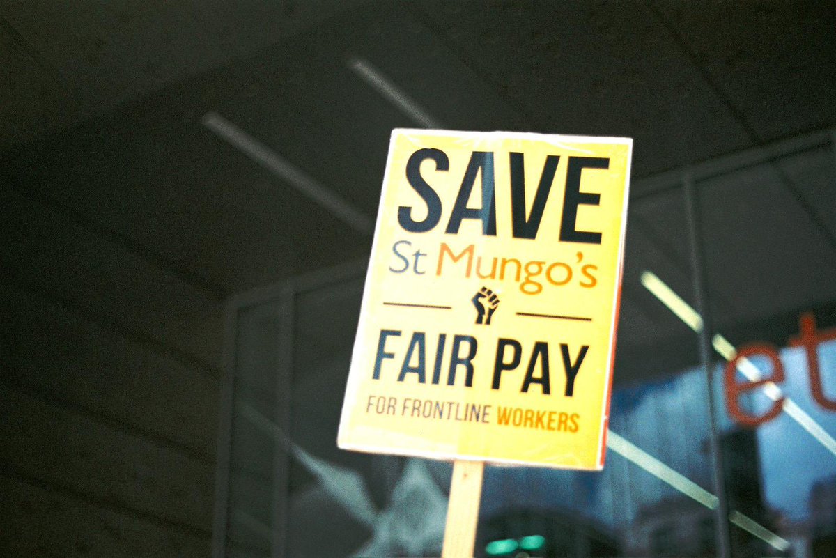 Important thread 🧵🚨 Today is 10 weeks since homelessness workers from St Mungo’s went on strike over falling real wages & a poor pay offer from management on six figure salaries. Anyone involved in homelessness & housing activism should learn about this dispute 👇