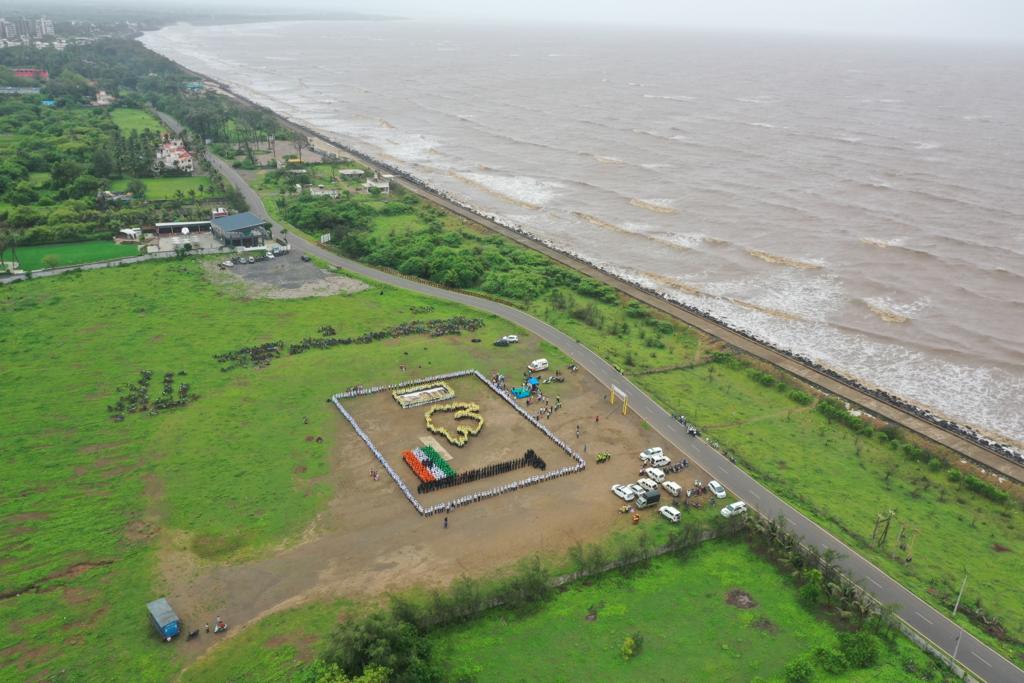 collectorvalsad's tweet photo. ૧૫ મી ઓગષ્ટ ૨૦૨૩ ‘‘સ્વાતંત્ર્ય દિન’’ની રાજ્ય કક્ષાની ઉજવણીના ભાગરૂપે 1200 જેટલા વિદ્યાર્થીઓ ઘ્વારા હ્યુમન ઇન્ડિયા ફ્લેગ, ગુજરાત રાજ્યના ભૌગોલિક રૂપરેખા દર્શાવતા નકશાનું અને રાષ્ટ્રીય ચિહ્ન બનાવવા આવ્યું હતું #77independenceday @CMOGuj @revenuegujarat @InfoGujarat @DDO_VALSAD https://t.co/DTv4sxKdLV