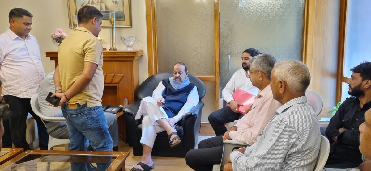 DevenderSRana's tweet photo. Interacting with people from different segments of society ⁦@BJP4India⁩ ⁦@BJP4JnK⁩ https://t.co/ZFyrEWfly9