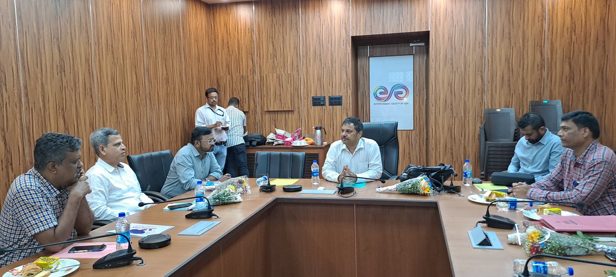 micgoa's tweet photo. मराठी भाषेचा विकास, संवर्धन आणि प्रसारासाठी ग्रंथोत्सव, चर्चासत्र, ग्रंथ प्रदर���शन, दिवाळी अंक प्रदर्शन असे विविध उपक्रम गोमंतक मराठी अकादमी, महाराष्ट्र मंडळ गोवा आणि महाराष्ट्र परिचय केंद्र यांनी संयुक्तपणे 15 ऑक्टोबर पासून सुरू करावेत, https://t.co/NA8LLoNLYV