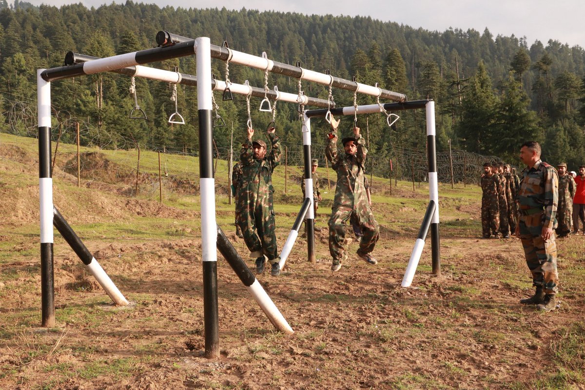 Striking1979's tweet photo. 300 NCC Cadets from 3 J&amp;K NCC Battalion underwent Battle Obstacle Course training in Panzgam training area as part of their Annual training camp.
@ChinarcorpsIA 
@NorthernComd_IA https://t.co/YkpHP2bwCu
