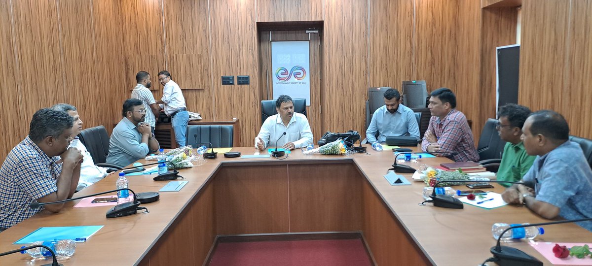 micgoa's tweet photo. मराठी भाषेचा विकास, संवर्धन आणि प्रसारासाठी ग्रंथोत्सव, चर्चासत्र, ग्रंथ प्रदर���शन, दिवाळी अंक प्रदर्शन असे विविध उपक्रम गोमंतक मराठी अकादमी, महाराष्ट्र मंडळ गोवा आणि महाराष्ट्र परिचय केंद्र यांनी संयुक्तपणे 15 ऑक्टोबर पासून सुरू करावेत, https://t.co/NA8LLoNLYV