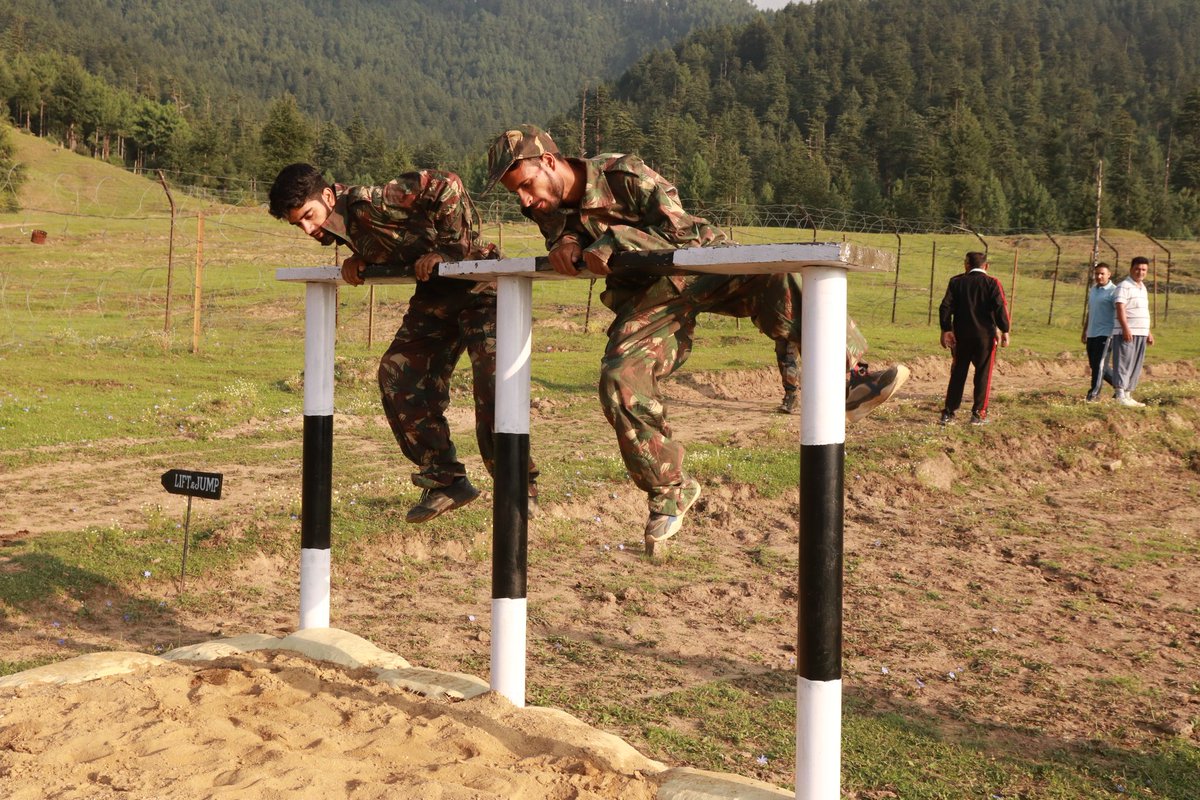 Striking1979's tweet photo. 300 NCC Cadets from 3 J&amp;K NCC Battalion underwent Battle Obstacle Course training in Panzgam training area as part of their Annual training camp.
@ChinarcorpsIA 
@NorthernComd_IA https://t.co/YkpHP2bwCu