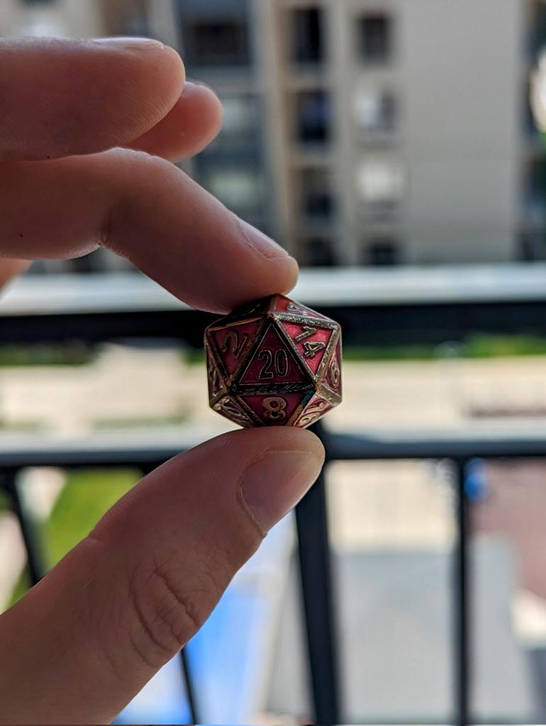 gupper_grans's tweet image. Прошло меньше недели с момента релиза Baldur's Gate 3, а вот эти странные «кубики» уже начали продавать в магазинах. Капитализм такой капитализм — делают деньги на любом мёрче. Вообще совести нет.