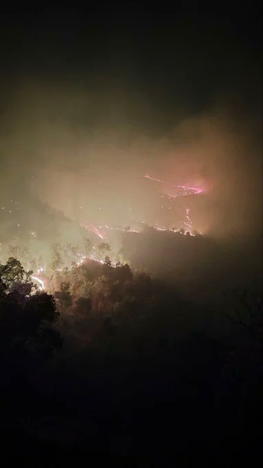DarkaMaziTurkce's tweet photo. Kürdistan ormanları yanıyor
Doğu Kürdistan'ın #Meriwan şehri kırsalında devam eden yangında onlarca hektarlık alanda yangın devam ediyor.
Dün gece çekilen fotoğrafta yangının boyutu görülüyor.
#Rojhilat #SaveKurdistanNature
Photo: @Hengaw_English https://t.co/bAuuvT66zV
